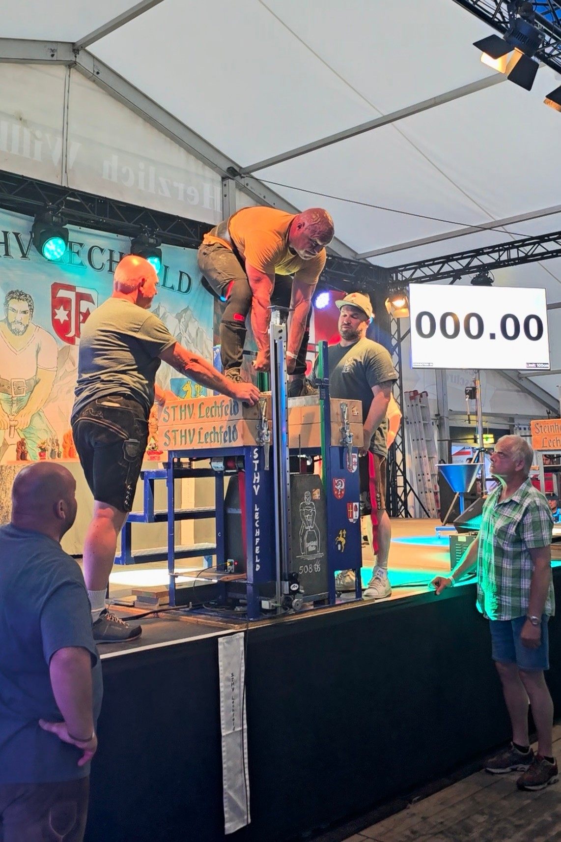 Setting up on top of the Steinheben platform, bending over the handle, with the screen showing 000.00