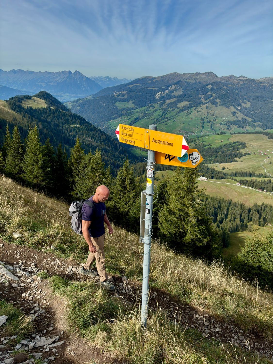 Yellow Swiss hiking signpost pointing to Augstmatthorn, Harderkulm, Niederried and Ringgenberg