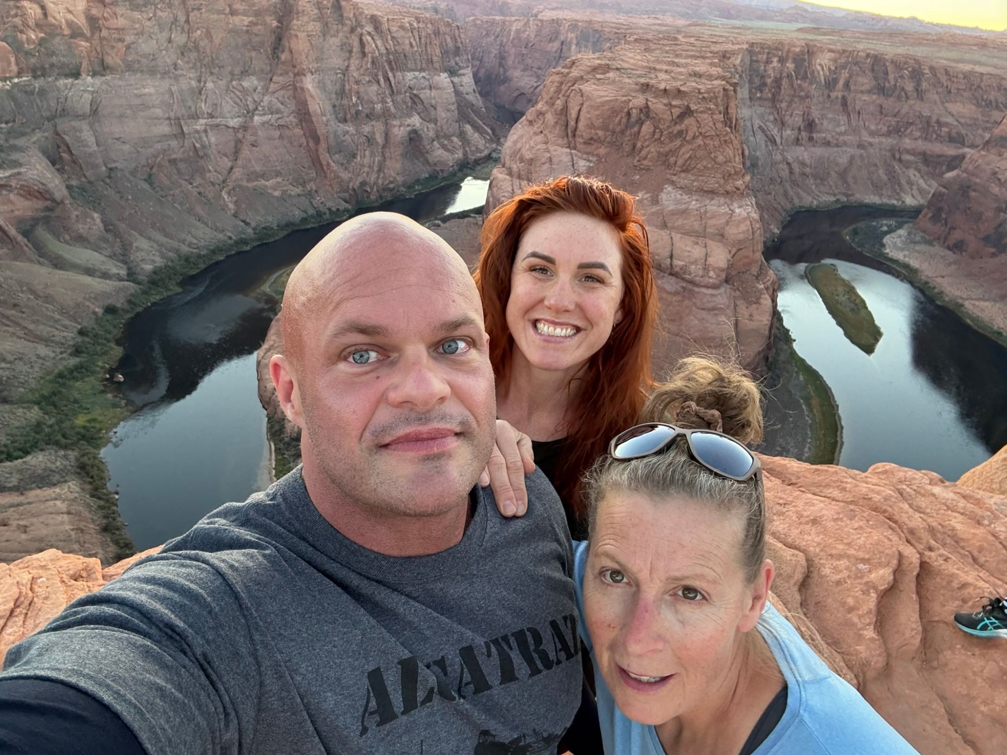 Selfie of Leif, Kristine and Inge on the rim with Horseshoe Bend behind