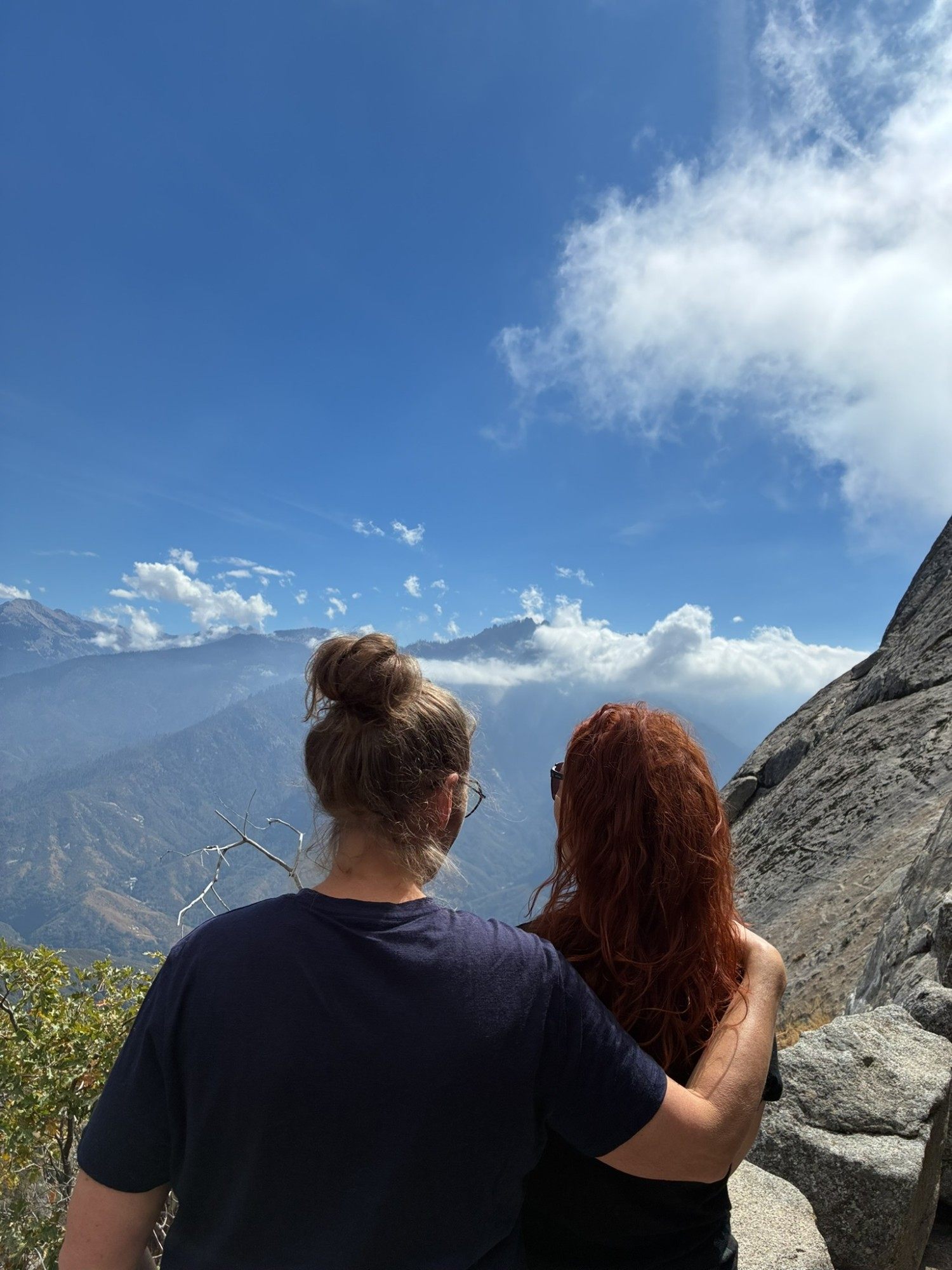 Inge and Kristine seen from behind, arm in arm, looking out at the mountains from Moro Rock